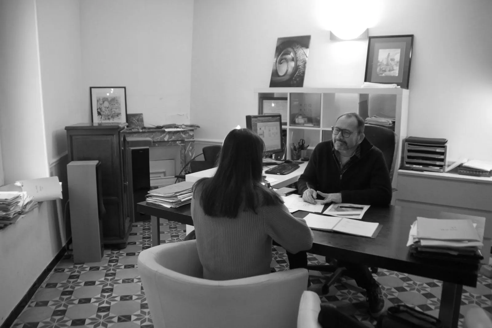 Pascal Renard en rendez-vous avec une cliente au cabinet